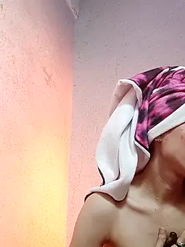 Snapshot of QueenSoreal chatting on March 5, 2025, 2:56 pm QueenSoreal online show from March 5, 2025, 2:56 pm