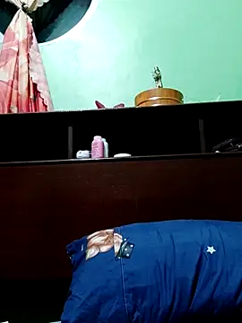 Snapshot of QueenSoreal chatting on December 17, 2025, 2:45 pm QueenSoreal online show from December 17, 2025, 2:45 pm