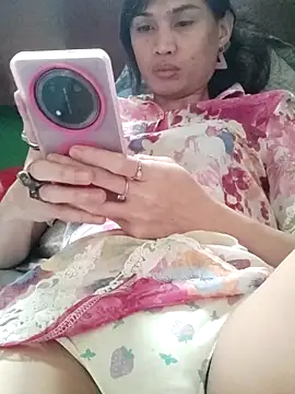 Snapshot of QueenSoreal chatting on February 12, 2026, 2:28 am QueenSoreal online show from February 12, 2026, 2:28 am