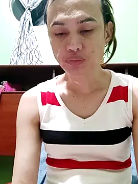 Snapshot of QueenSoreal chatting on February 14, 2026, 5:21 pm QueenSoreal online show from February 14, 2026, 5:21 pm