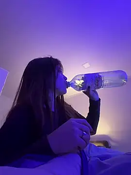 kiarafonseca  online show from April 10, 2026, 6:01 pm