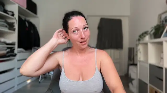 Snapshot of Viola_Beck chatting on June 21, 2026, 4:31 pm Viola Beck online show from June 21, 2026, 4:31 pm