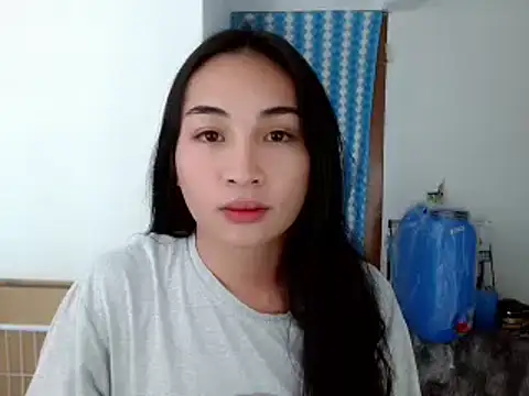 Snapshot of SweetLilly_18 chatting on December 4, 2024, 2:15 pm SweetLilly 18 online show from December 4, 2024, 2:15 pm