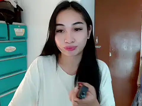 Snapshot of SweetLilly_18 chatting on December 23, 2024, 6:37 pm SweetLilly 18 online show from December 23, 2024, 6:37 pm