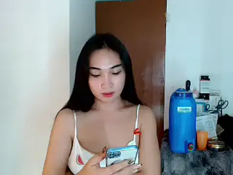 Snapshot of SweetLilly_18 chatting on January 3, 2025, 7:18 pm SweetLilly 18 online show from January 3, 2025, 7:18 pm
