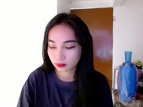 Snapshot of SweetLilly_18 chatting on January 23, 2025, 2:44 am SweetLilly 18 online show from January 23, 2025, 2:44 am