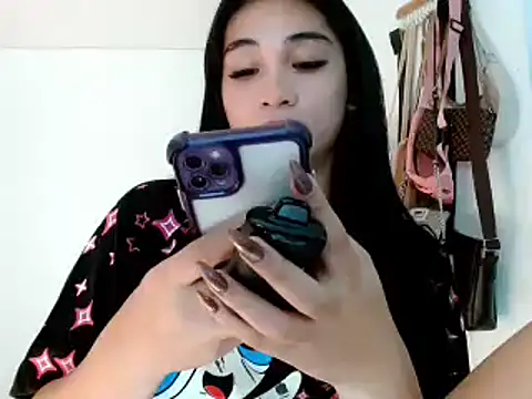 Snapshot of SweetLilly_18 chatting on February 19, 2025, 3:05 pm SweetLilly 18 online show from February 19, 2025, 3:05 pm