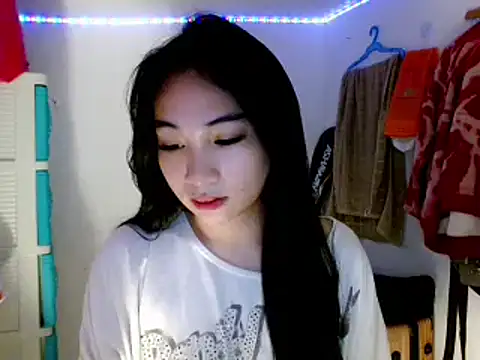 Snapshot of SweetLilly_18 chatting on March 14, 2025, 2:20 am SweetLilly 18 online show from March 14, 2025, 2:20 am
