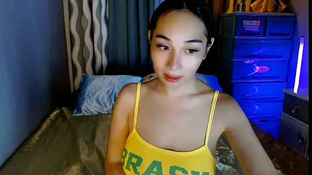 SweetLilly 18 online show from May 24, 2026, 4:17 am