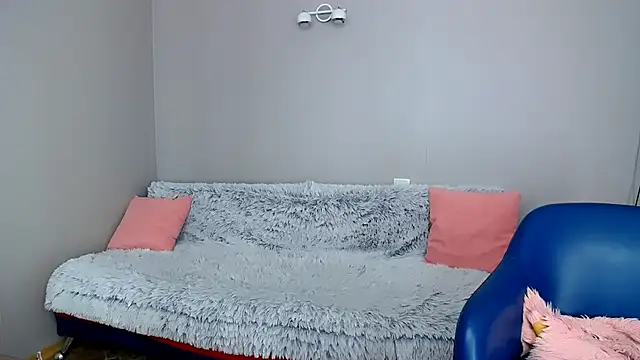 Estheri online show from March 14, 2025, 2:19 pm