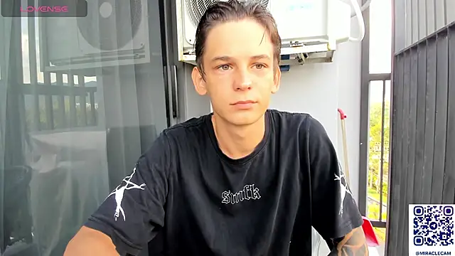 Snapshot of MiracleCam chatting on October 15, 2025, 12:00 am MiracleCam online show from October 15, 2025, 12:00 am