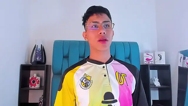 Snapshot of AlanNaughty chatting on January 19, 2025, 9:13 pm AlanNaughty online show from January 19, 2025, 9:13 pm