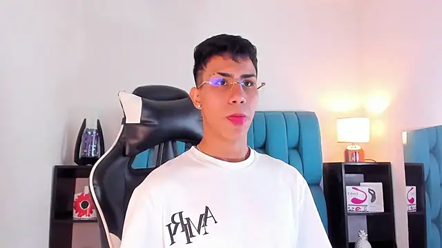 Snapshot of AlanNaughty chatting on January 24, 2025, 4:27 am AlanNaughty online show from January 24, 2025, 4:27 am