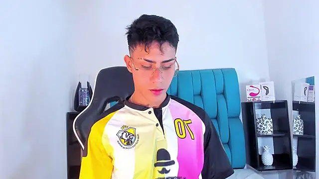 Snapshot of AlanNaughty chatting on January 29, 2025, 8:46 pm AlanNaughty online show from January 29, 2025, 8:46 pm