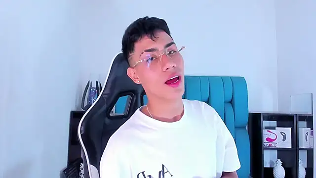 Snapshot of AlanNaughty chatting on February 7, 2025, 8:31 pm AlanNaughty online show from February 7, 2025, 8:31 pm