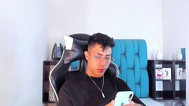 Snapshot of AlanNaughty chatting on February 26, 2025, 8:33 pm AlanNaughty online show from February 26, 2025, 8:33 pm