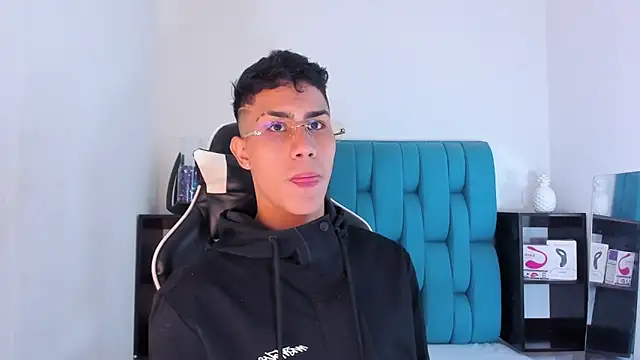 Snapshot of AlanNaughty chatting on March 6, 2025, 8:05 pm AlanNaughty online show from March 6, 2025, 8:05 pm