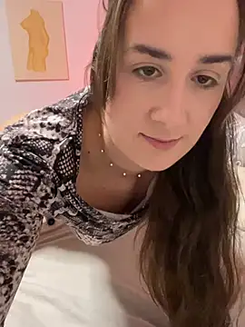 Snapshot of EllaMae chatting on December 19, 2024, 10:21 pm EllaMae online show from December 19, 2024, 10:21 pm