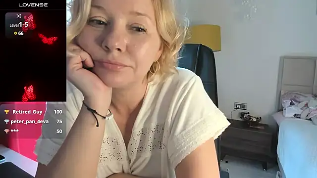 Snapshot of Colette__1977 chatting on March 13, 2025, 9:32 am Colette  1977 online show from March 13, 2025, 9:32 am