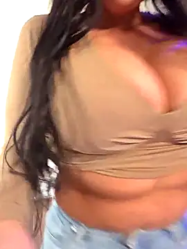Snapshot of TiffanyRoxx chatting on February 9, 2025, 12:41 pm TiffanyRoxx online show from February 9, 2025, 12:41 pm