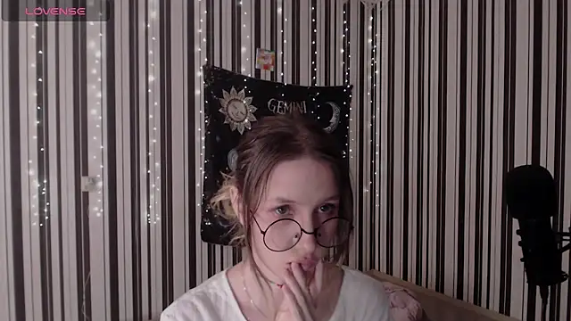 Snapshot of _Hanna_Moon_ chatting on October 12, 2025, 1:21 pm Hanna Moon online show from October 12, 2025, 1:21 pm