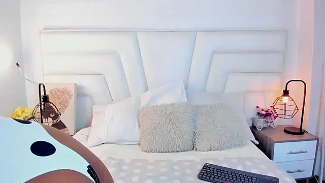 Ellie Alves online show from December 24, 2024, 3:16 pm