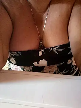 Snapshot of Brenda_Berck_ chatting on September 15, 2025, 1:44 pm Brenda Berck online show from September 15, 2025, 1:44 pm