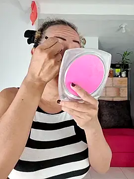 YOURSDEBORA online show from November 25, 2025, 7:36 pm