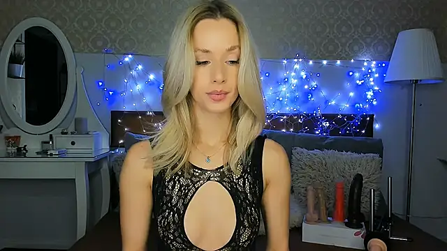 MiaBeeXX online show from October 3, 2025, 12:24 pm