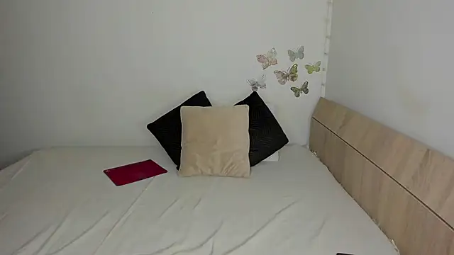 KrissLoona online show from September 25, 2025, 4:27 am