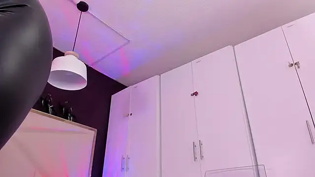 Inndrahot online show from April 19, 2026, 4:01 am