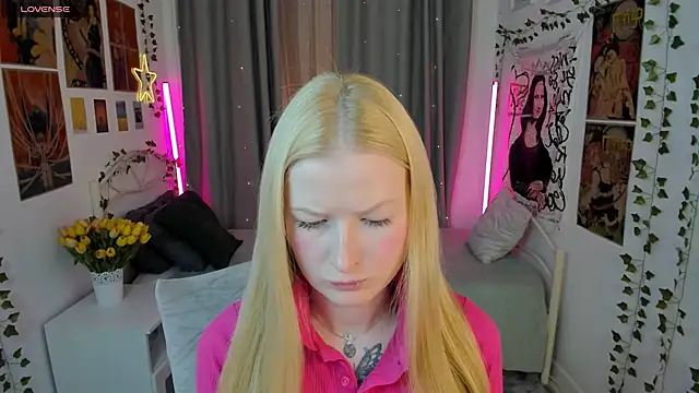 Laly Peach online show from October 18, 2025, 3:57 pm