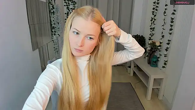 Laly Peach online show from December 17, 2025, 5:08 pm