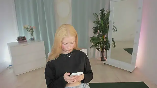 Snapshot of Laly_Peach chatting on June 16, 2026, 11:57 am Laly Peach online show from June 16, 2026, 11:57 am