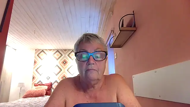 GrannyChrissy68 online show from September 14, 2025, 1:32 pm