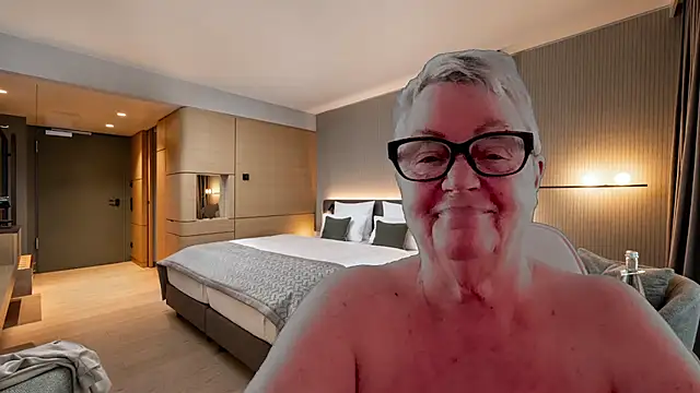 GrannyChrissy68 online show from January 11, 2026, 3:39 pm