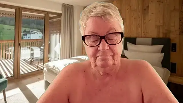 GrannyChrissy68 online show from March 22, 2026, 1:36 pm