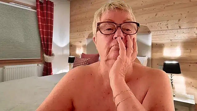 GrannyChrissy68 online show from April 1, 2026, 1:41 pm