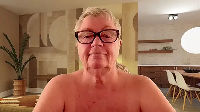 GrannyChrissy68 online show from April 3, 2026, 1:09 pm
