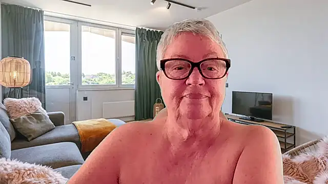 GrannyChrissy68 online show from April 18, 2026, 12:42 pm