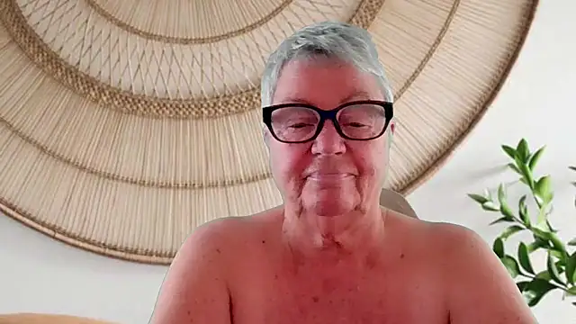 GrannyChrissy68 online show from April 19, 2026, 12:26 pm