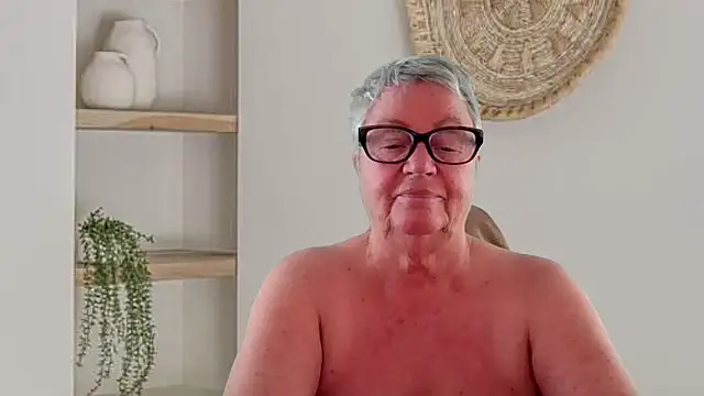 GrannyChrissy68 online show from May 29, 2026, 2:15 pm