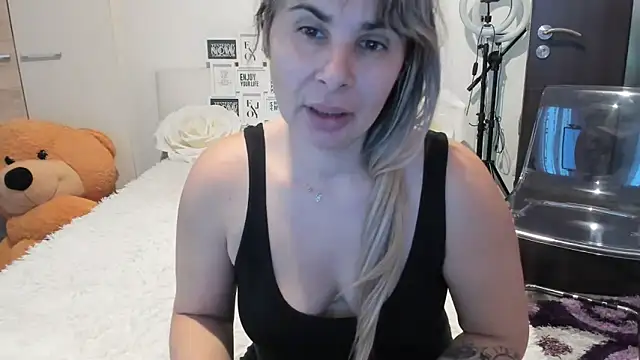 sweetemy4u online show from November 27, 2025, 1:24 pm