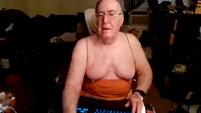 Snapshot of Toastir chatting on April 15, 2026, 5:09 pm Toastir online show from April 15, 2026, 5:09 pm