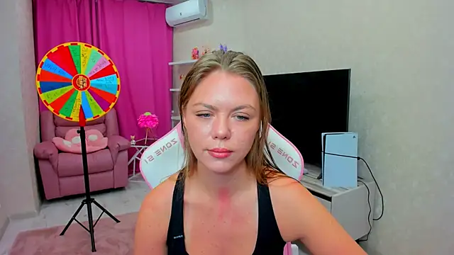 Strawberrye online show from February 10, 2026, 3:21 am