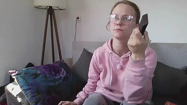 Snapshot of little-leni chatting on April 1, 2026, 10:38 am little-leni online show from April 1, 2026, 10:38 am