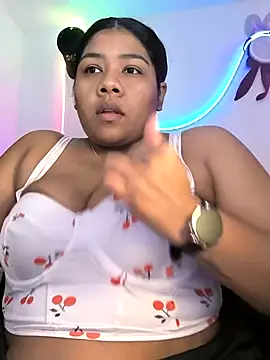 paola091 online show from February 18, 2026, 11:33 pm