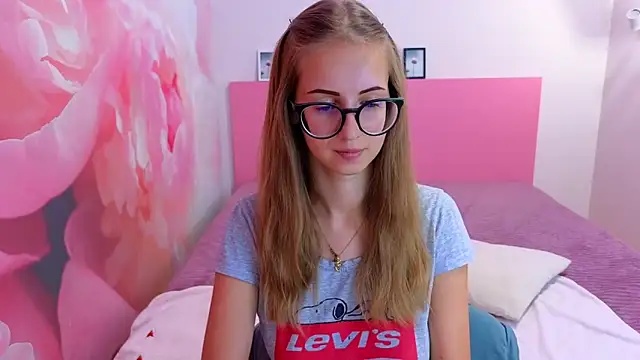 Snapshot of AliceAdams chatting on September 17, 2025, 6:48 am AliceAdams online show from September 17, 2025, 6:48 am
