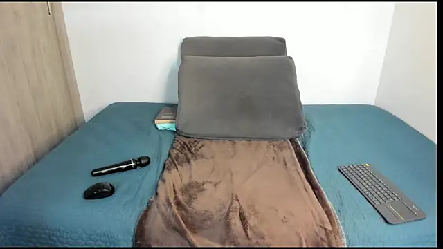 AmeliPonce online show from April 20, 2026, 1:47 pm