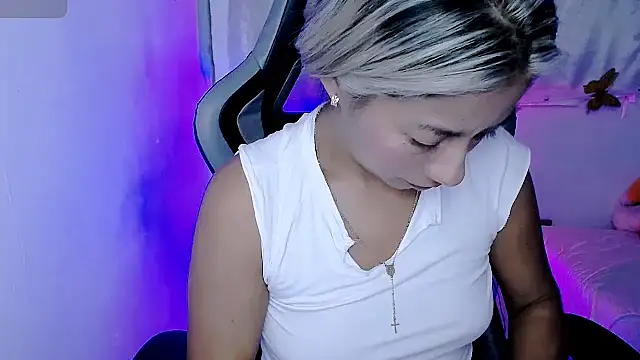 ninatiny online show from November 6, 2025, 6:36 am